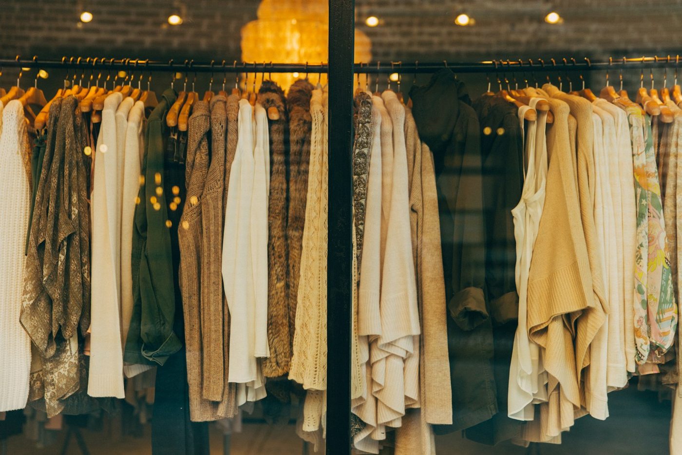 Gantungan pakaian di toko fashion